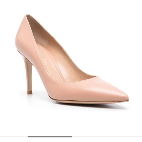 Gianvito Rossi
Gianvito 85mm pumps size 8.5 woman’s
Made in Italy - Picture 2 of 12